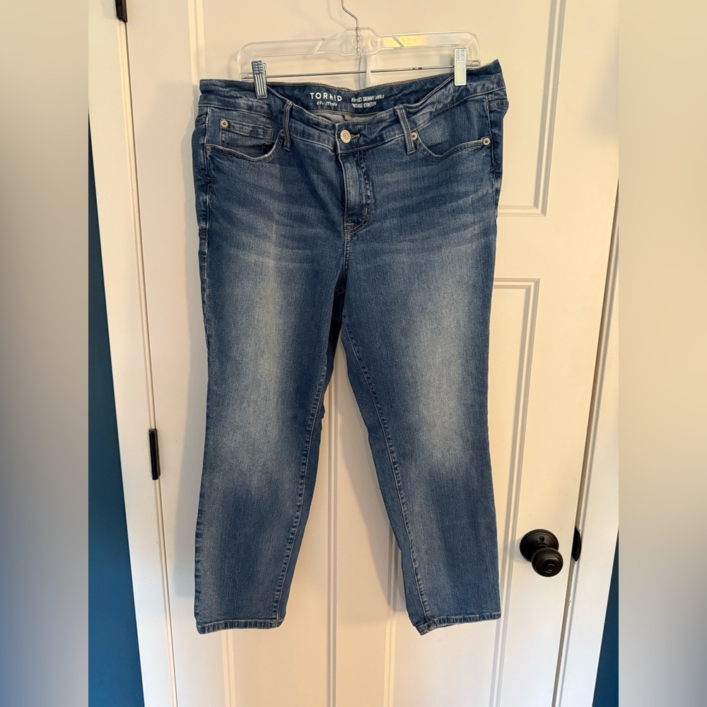 Torrid Women's Light Blue Cropped Jeans